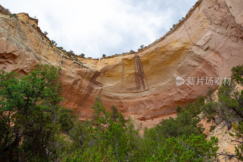 “回声圆形剧场”(Echo Amphitheater)是新墨西哥州阿比奎(Abiquiu)的一个路边景点，以其独特的回声听觉特性而闻名，但据说也带有西部野蛮杀戮的痕迹。